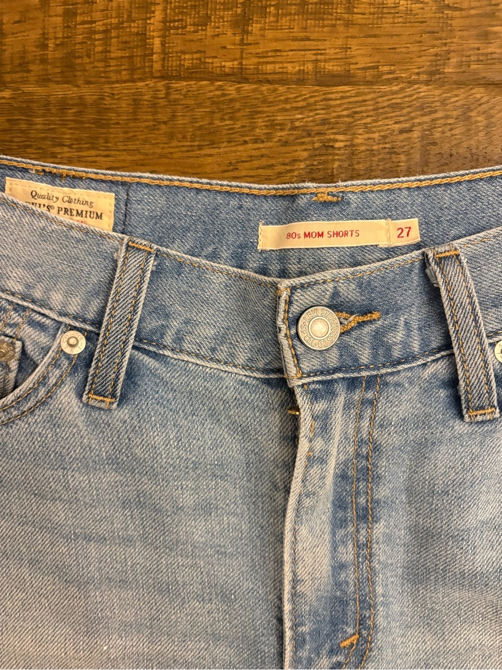 Levi’s 80s Mom Lightweight Shorts - Picture 3 of 3
